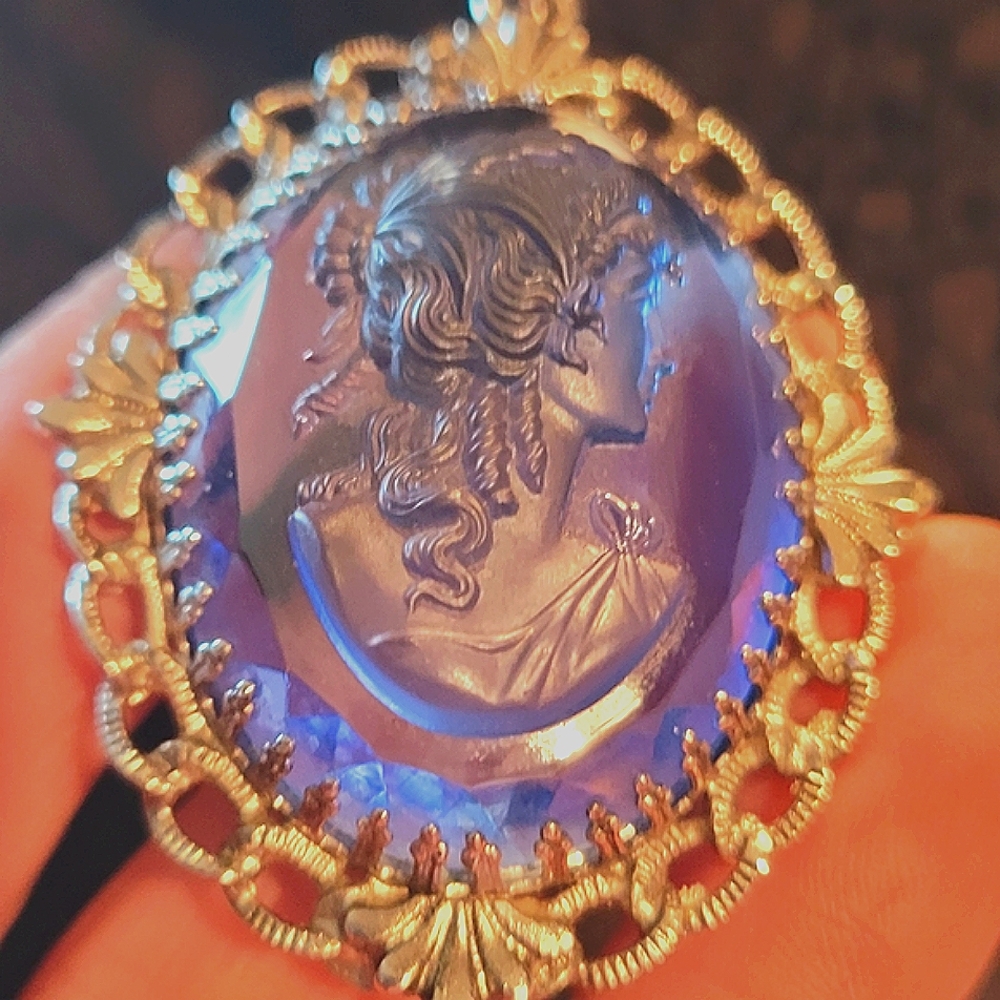 Avon vintage 1976 to 1979 Elegant Blue Cameo Pendant